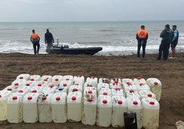 Hallan una narcolancha abandonada en una playa de Estepona