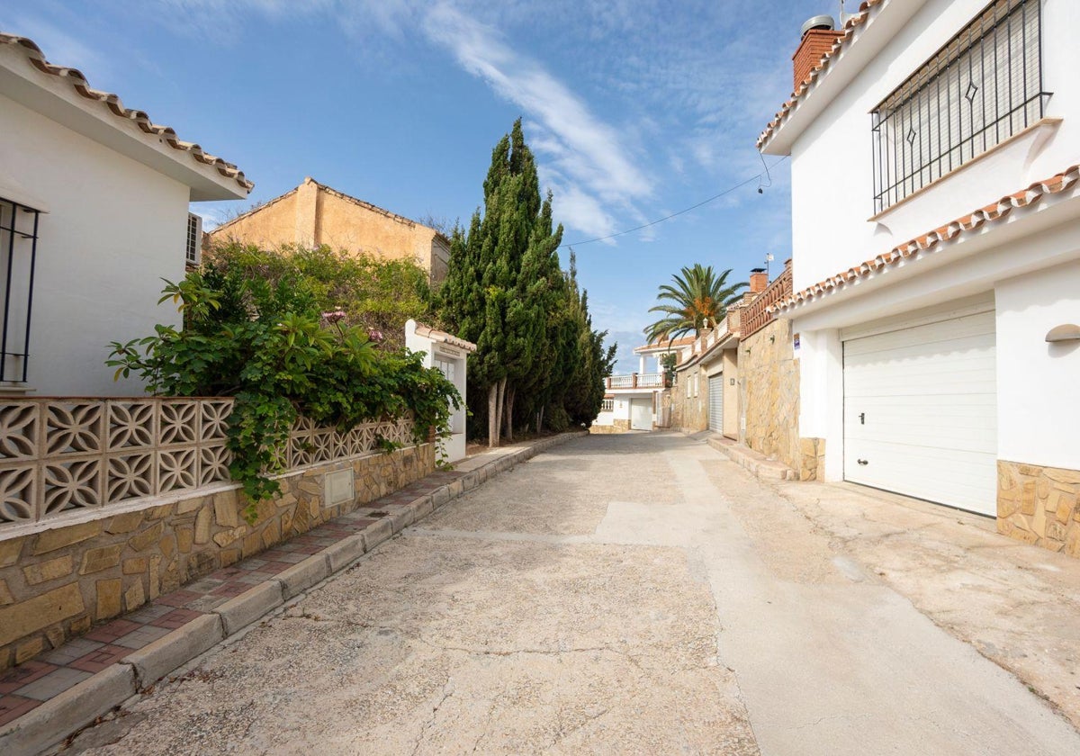 Imagen de una de las calles que será reurbanizada en la urbanización de Nerja.