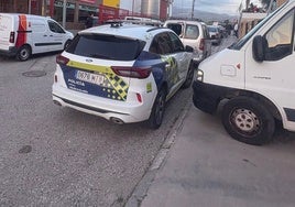 Un vehículo de la Policía Local, este pasado lunes en la zona donde ocurrió el secuestro.