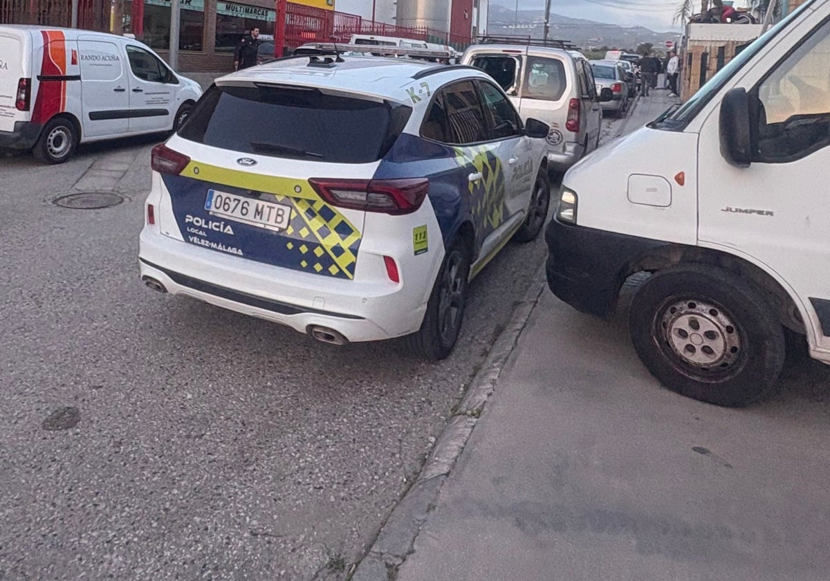 Un vehículo de la Policía Local, este lunes en la zona donde ocurrió el secuestro.