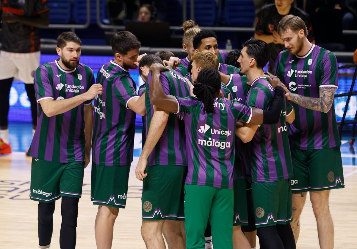 Los jugadores del Unicaja hacen piña antes de un partido.