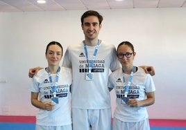 Sara Núñez, Juan Luis Onieva y Alicia Núñez, medallistas de taekwondo en el CAU.