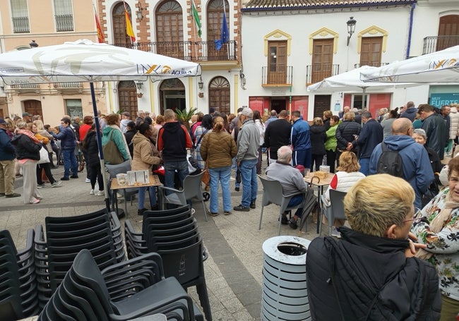 Varios vecinos se quejan en la puerta del Ayuntamiento.