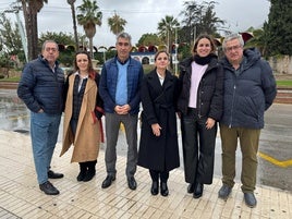 Navas y Ruiz, junto a otros representantes del PSOE, delante de la entrada de Tívoli.