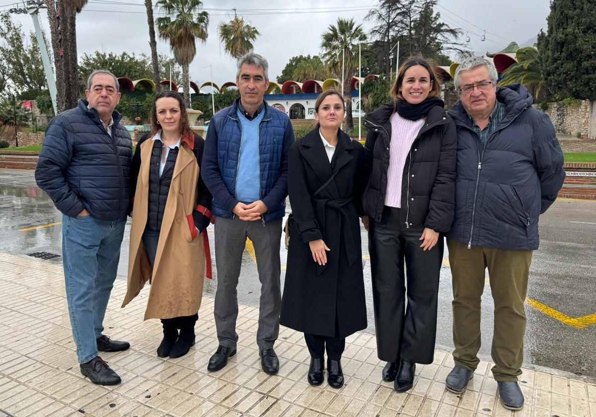 Navas y Ruiz, junto a otros representantes del PSOE, delante de la entrada de Tívoli.