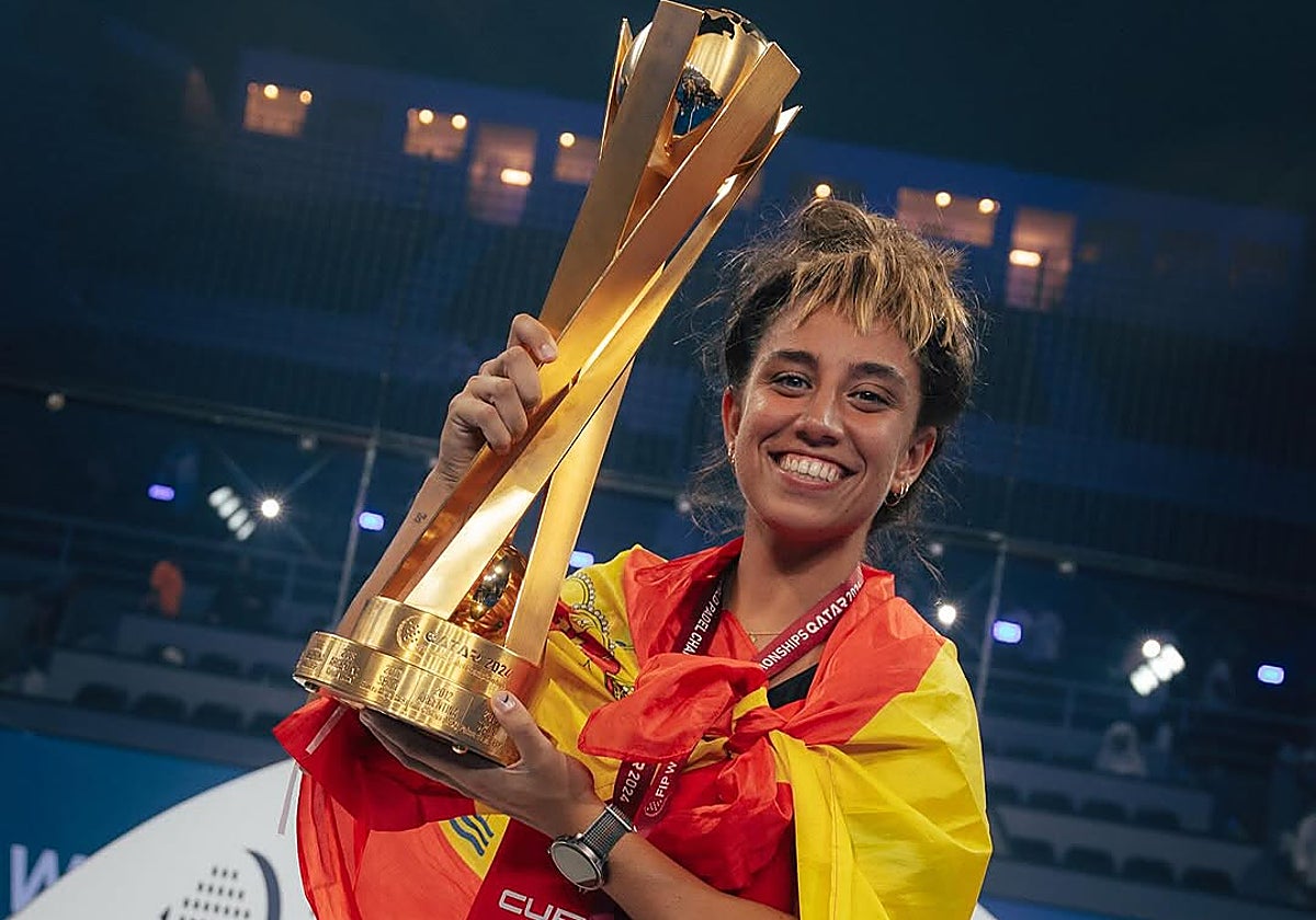Bea González alza el trofeo del Mundial de pádel con España a finales de 2024 en Catar.