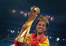 Bea González alza el trofeo del Mundial de pádel con España a finales de 2024 en Catar.