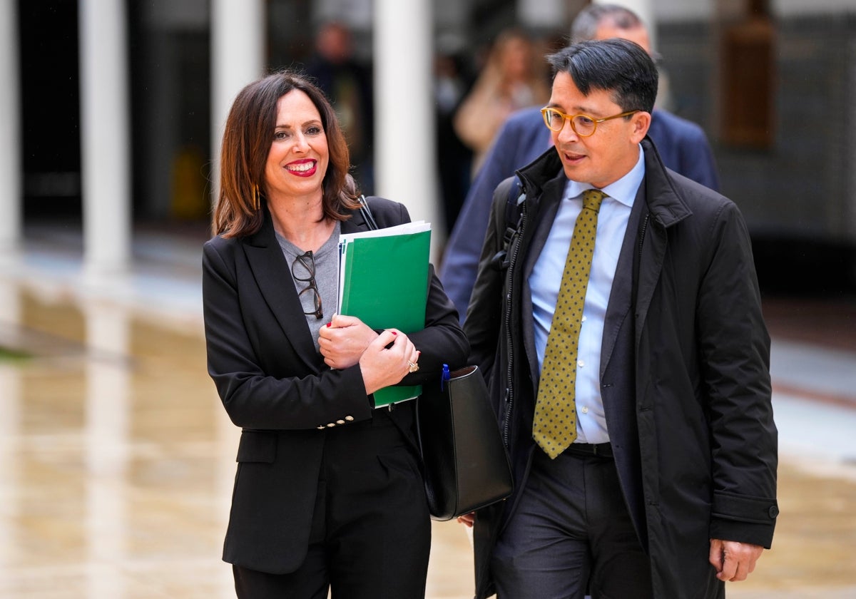 Rocío Díaz, consejera de Fomento, Articulación del Territorio y Vivienda; y Manuel Guzmán de la Roza, del Grupo Popular.