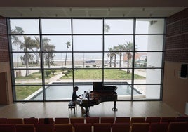 Imagen de uno de los pianos del Conservatorio de Música de Estepona.