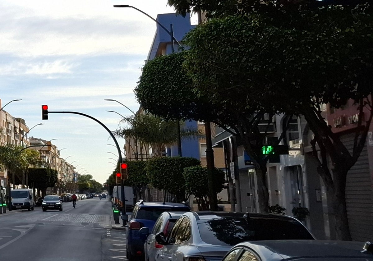 Tráfico y vehículos estacionados en la rinconera avenida del Mediterráneo.