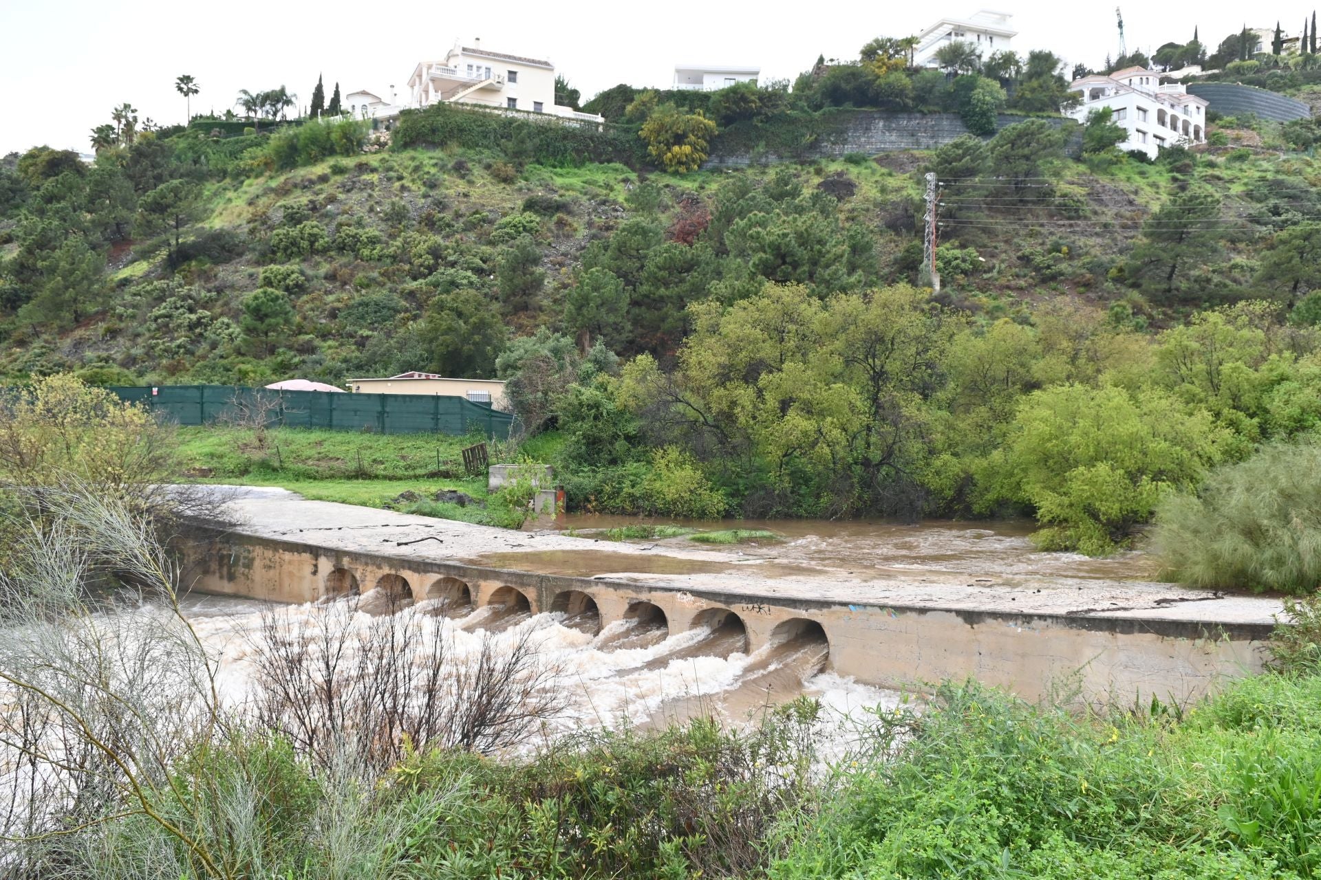 Las imágenes de los desembalses de las presas de Guadalmina y Guadaiza