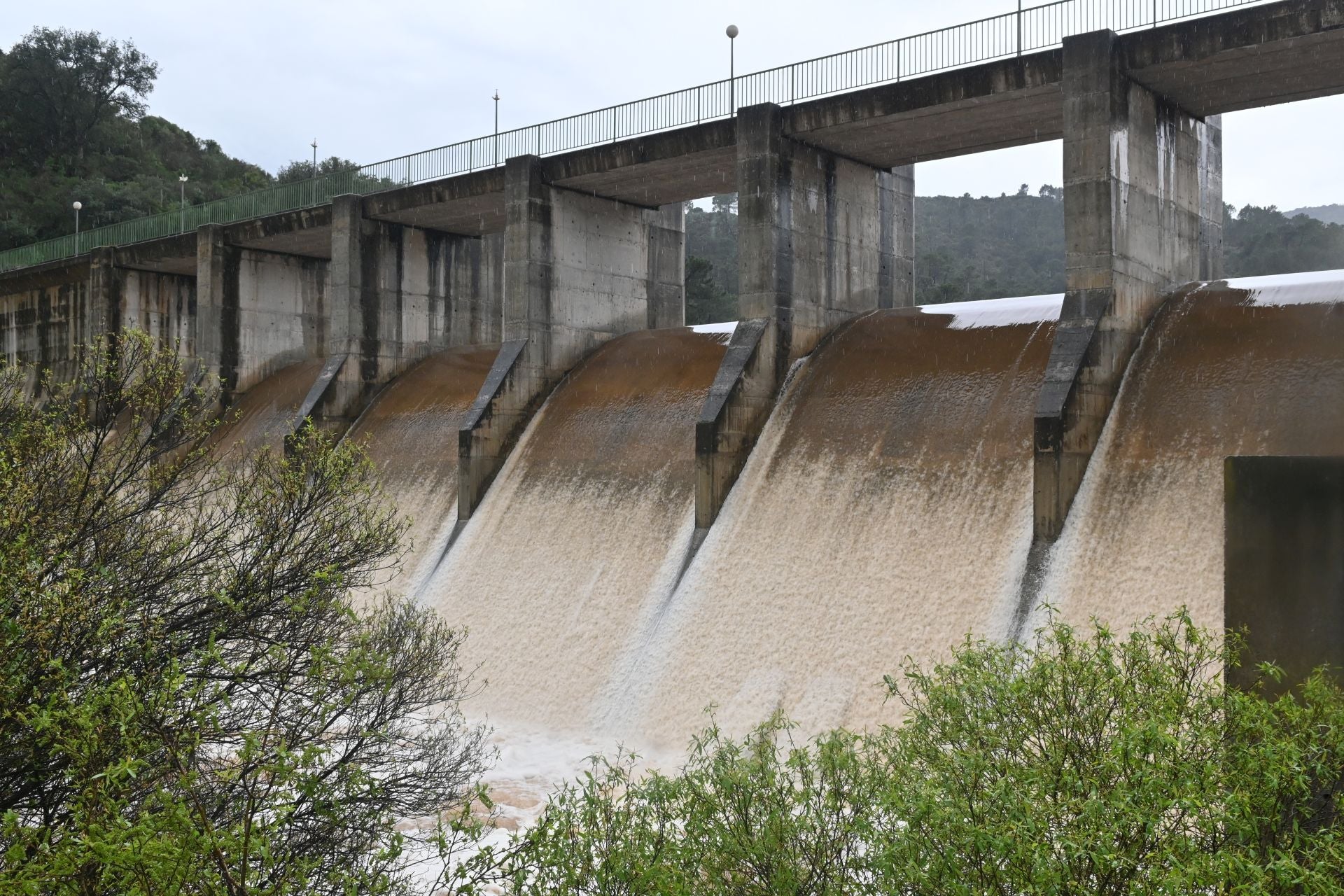 Las imágenes de los desembalses de las presas de Guadalmina y Guadaiza