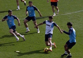 Pablo Arriaza controla el balón entre Puga, Sangalli y Kevin durante el entrenamiento de puertas abiertas de febrero.