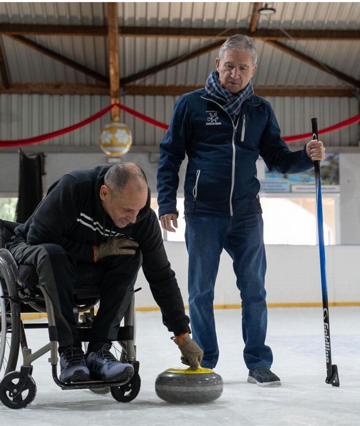 Imagen secundaria 2 - En busca de jugadores para conformar un inédito equipo de curling en silla de ruedas