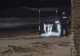 Hallan un cadáver sin cabeza y con un neopreno en la playa de Fuengirola