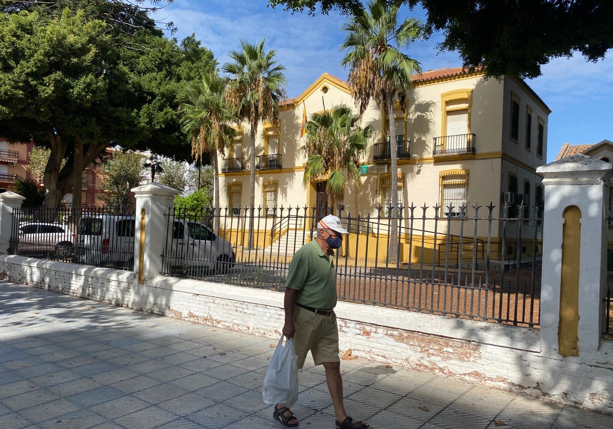 Imagen del edificio del Hogar Virgen de la Victoria de Vélez-Málaga en Torre del Mar.