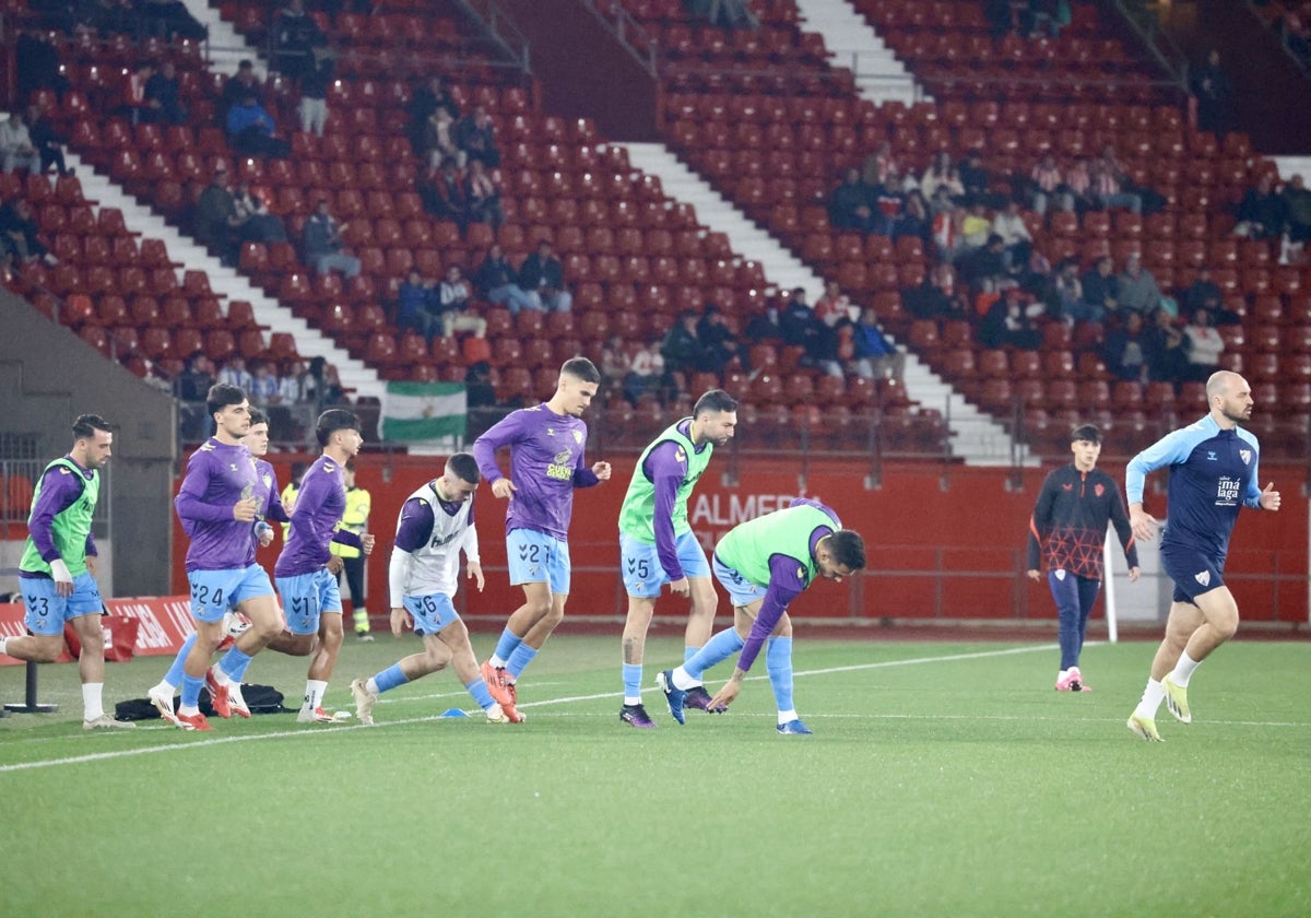 Los jugadores del Málaga saltan al campo del Almería para el calentamiento previo al pasado derbi.