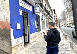 José Antonio, a las puertas de su negocio en Vélez de Benaudalla