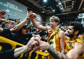 El excajista Kuzminskas saluda a los aficionados griegos desplazados a Alemania.