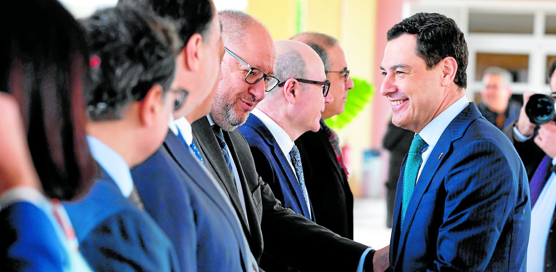 El presidente de la Junta, Juanma Moreno, ayer en el Sevilla en el encuentro con rectores universitarios de toda España.