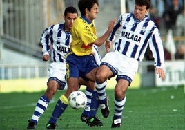 Pellicer, al fondo, durante su etapa como jugador en un partido con el Málaga frente al Cádiz.