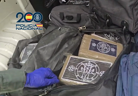 Sorprenden a una banda criminal en la entrega de casi 900 kilos de cocaína en un centro comercial de Marbella