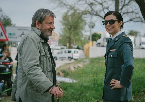 Enrique Urbizu y Maribel Verdú, caracterizada de guardia civil, en el rodaje de la serie.