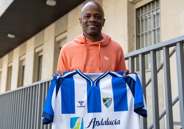 Dely Valdés posa con la camiseta retro que recuerda a la que él vistió en el Málaga.