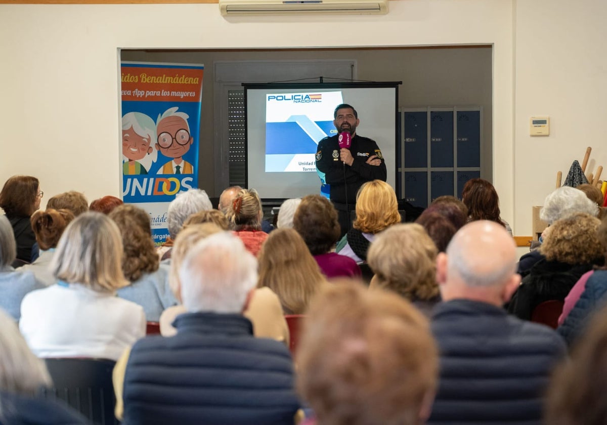 Charla en el centro de participación activa Silvestre González.