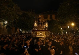 El Señor de la Cena, en el patio de los Naranjos, antes de entrar en la Catedral.