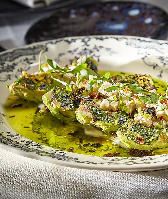 Imagen secundaria 2 - Mi Niña Lola: Pablo Rutllant elabora una pipirrana con piñones y aguacate tatemado. Kütral: Propone un aguacate a la brasa terminado con queso de cabra. Leña: Dani García sirve un aguacate malagueño servido con pesto de cilantro. 