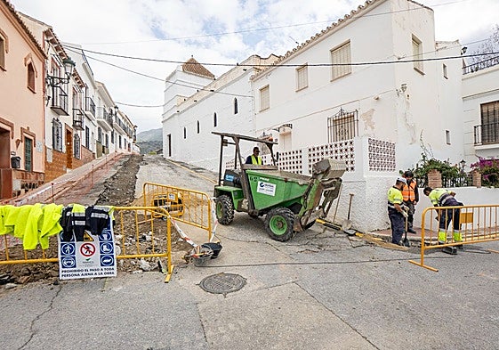 Imagen de los trabajos en la calle de la pedanía nerjeña.