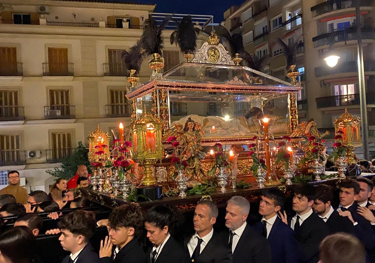 Momento de la bajada del Yacente hacia la plaza del Santuario.