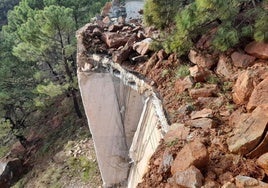 Derrumbe en la carretera entre Ronda y San Pedro.