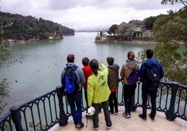 Visitantes en el embalse Conde de Guadalhorce, que está casi lleno, esta semana.