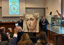 Momento de la presentación de la pintura de Santiago Ydáñez.