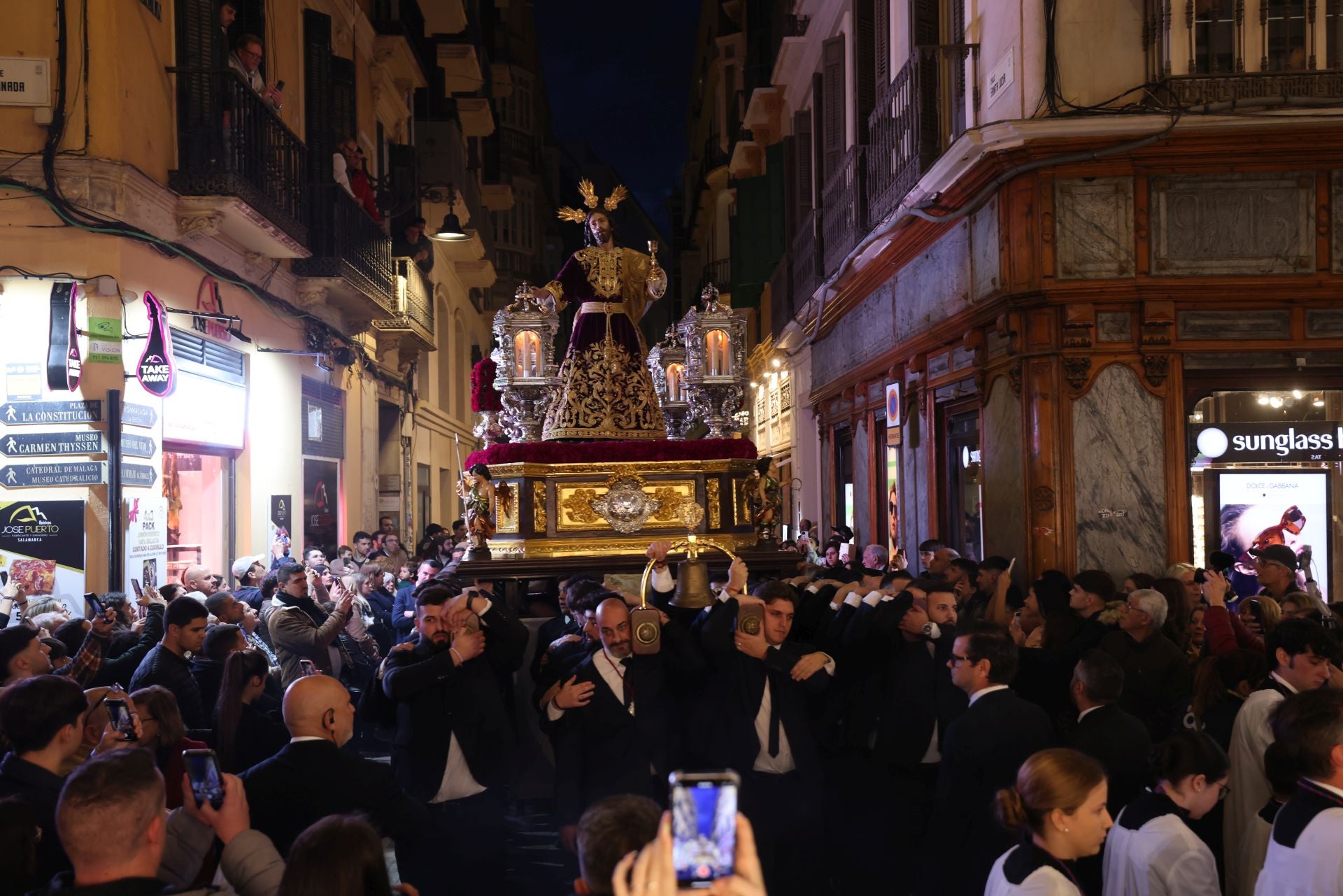 El vía crucis de la Agrupación de Cofradías de Málaga, en imágenes