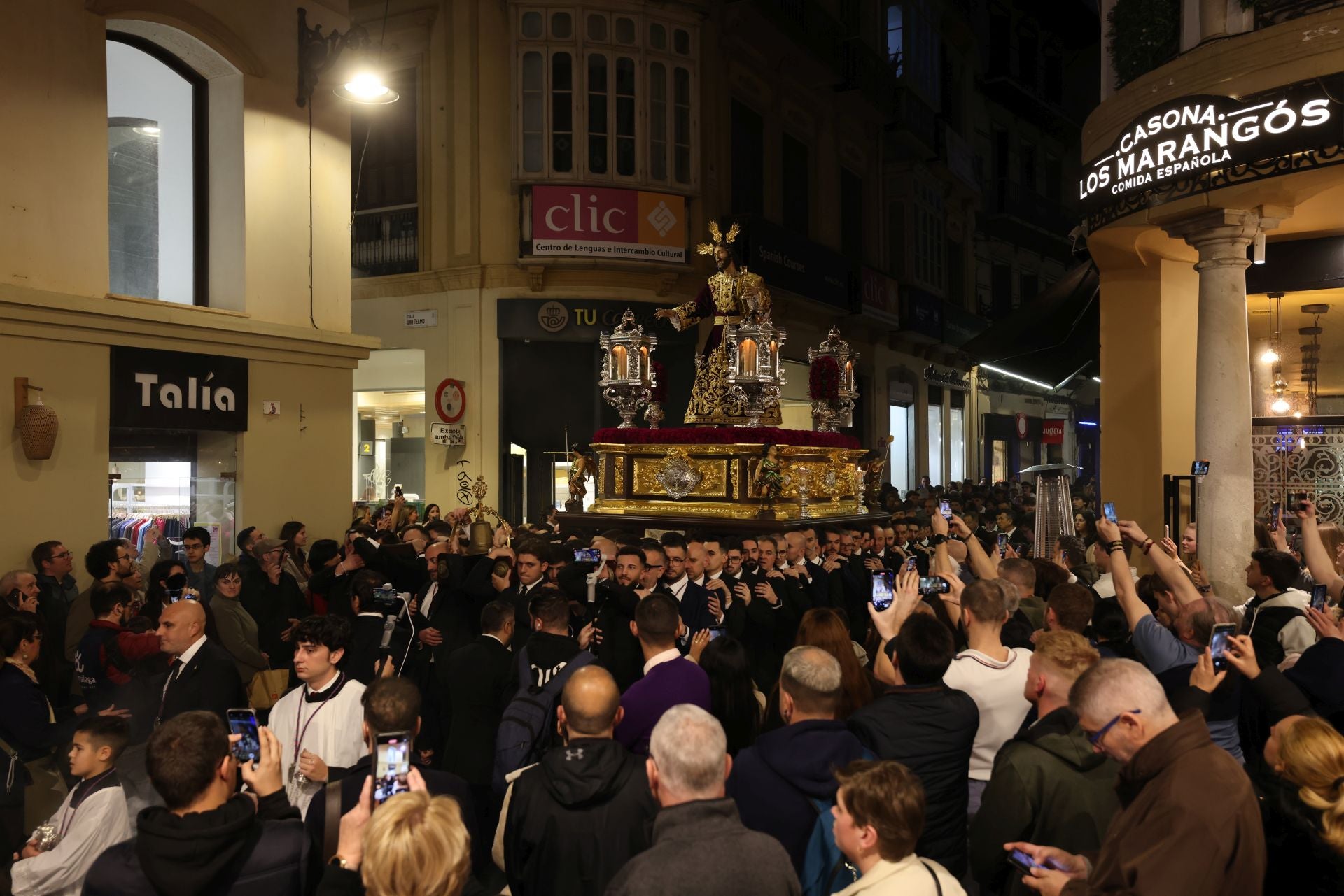 El vía crucis de la Agrupación de Cofradías de Málaga, en imágenes