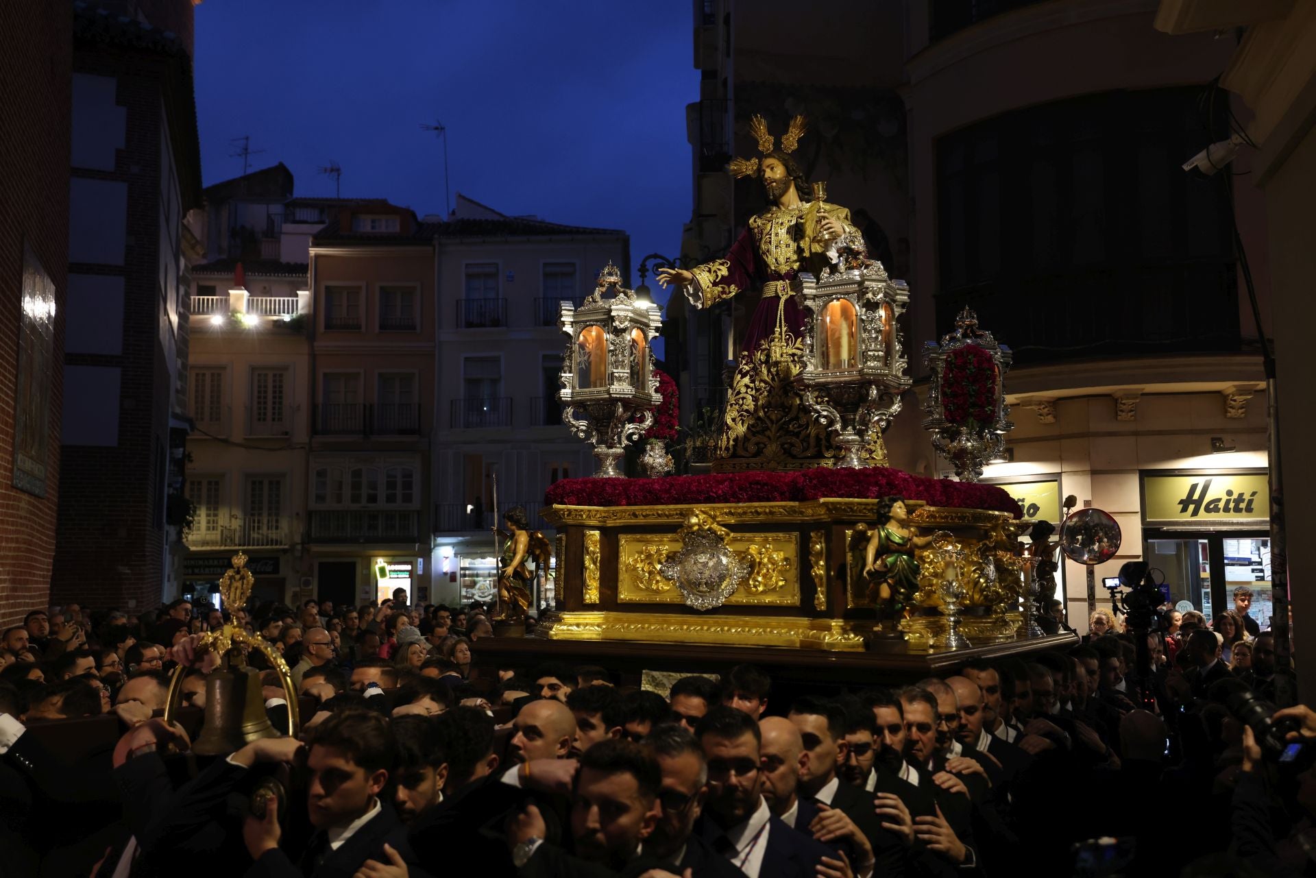 El vía crucis de la Agrupación de Cofradías de Málaga, en imágenes