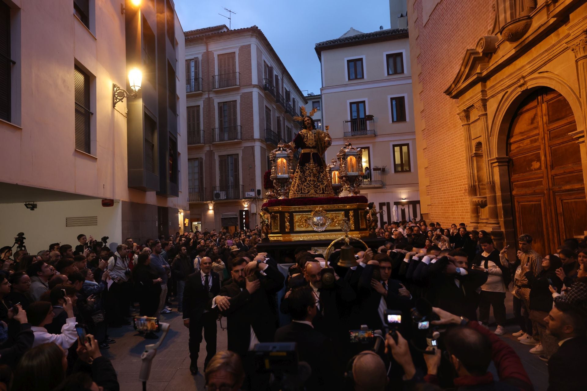 El vía crucis de la Agrupación de Cofradías de Málaga, en imágenes