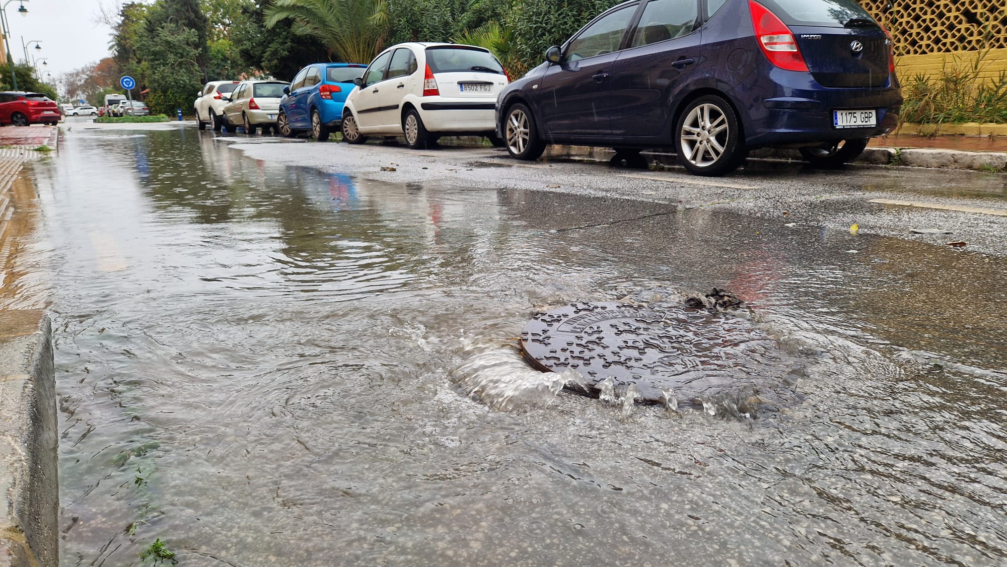 Lluvia en la capital, donde se han creado algunas balsas de agua desde el mediodía.