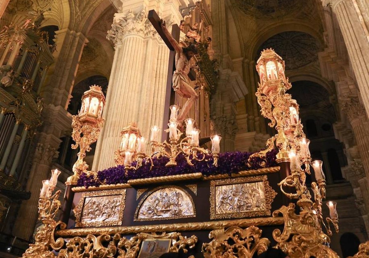 El Cristo de la Clemencia, por el interior de la Catedral.