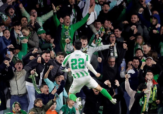 Isco celebra un gol con el Betis.