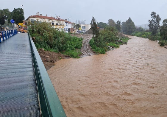 Así bajaba ayer el río Campanillas.