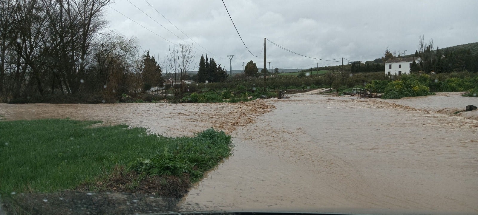 Con la crecida del río, el puente de la zona del Tejar en Villanueva del Rosario se ha desbordado, imposibilitando la circulación del tráfico.