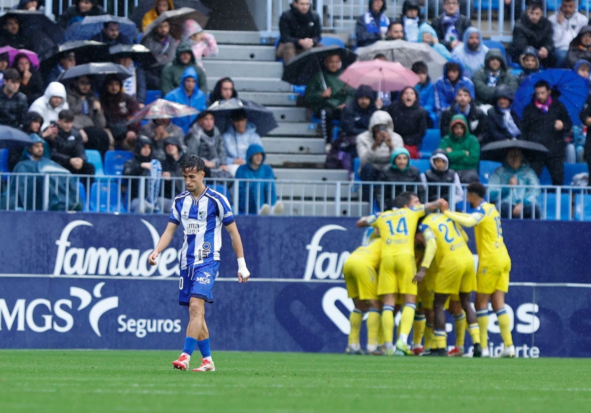 Larrubia se muestra cabizbajo tras uno de los goles del Cádiz.