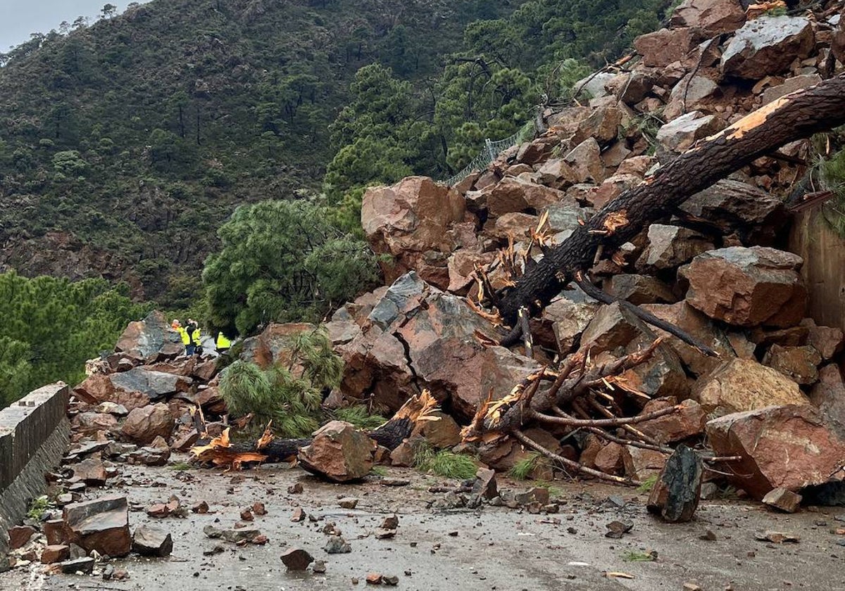 El desprendimiento de las rocas en la A-397, que conecta Ronda con San Pedro Alcántara, tras las lluvias del sábado.