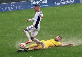 Una acción de Callejón en un campo anegado por la lluvia.