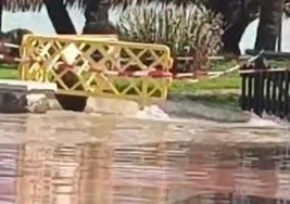 Balsas de agua por las fuertes lluvias en el paseo Marítimo de Torremolinos