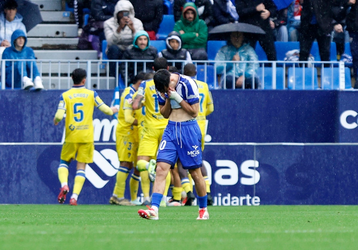 Larrubia se lamenta después de que el Málaga encajara uno de los dos goles en la derrota frente al Cádiz.